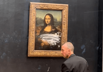 Visitante atira bolo em quadro da Mona Lisa no Louvre; vidro protege obra